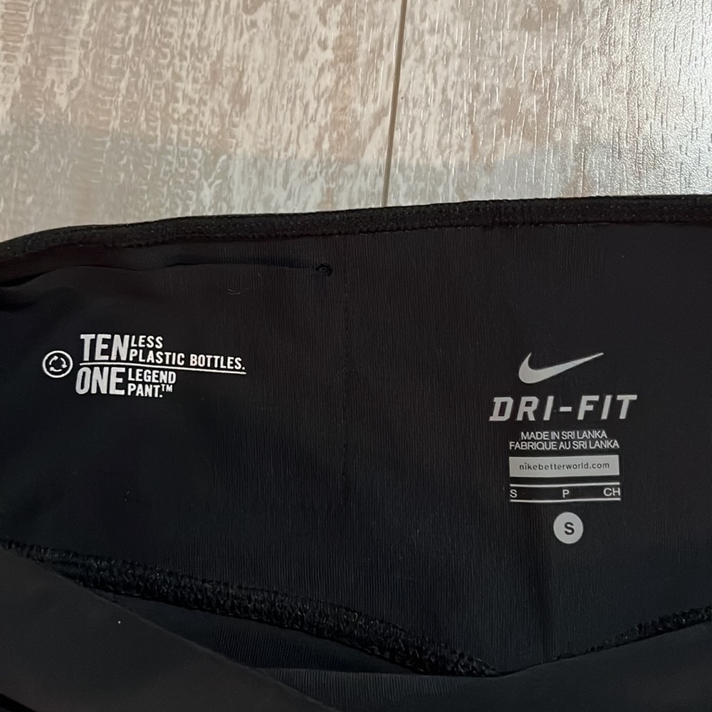 Nike Dri Fit - Picture 2 of 4